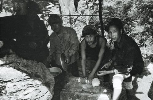 中越战争感人瞬间 战士出征拉着母亲和孩子的手惜别,场面感人