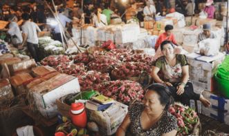 图揭越南最大水果批发市场 白天休市，晚上忙到天亮，中越贸易一线见闻